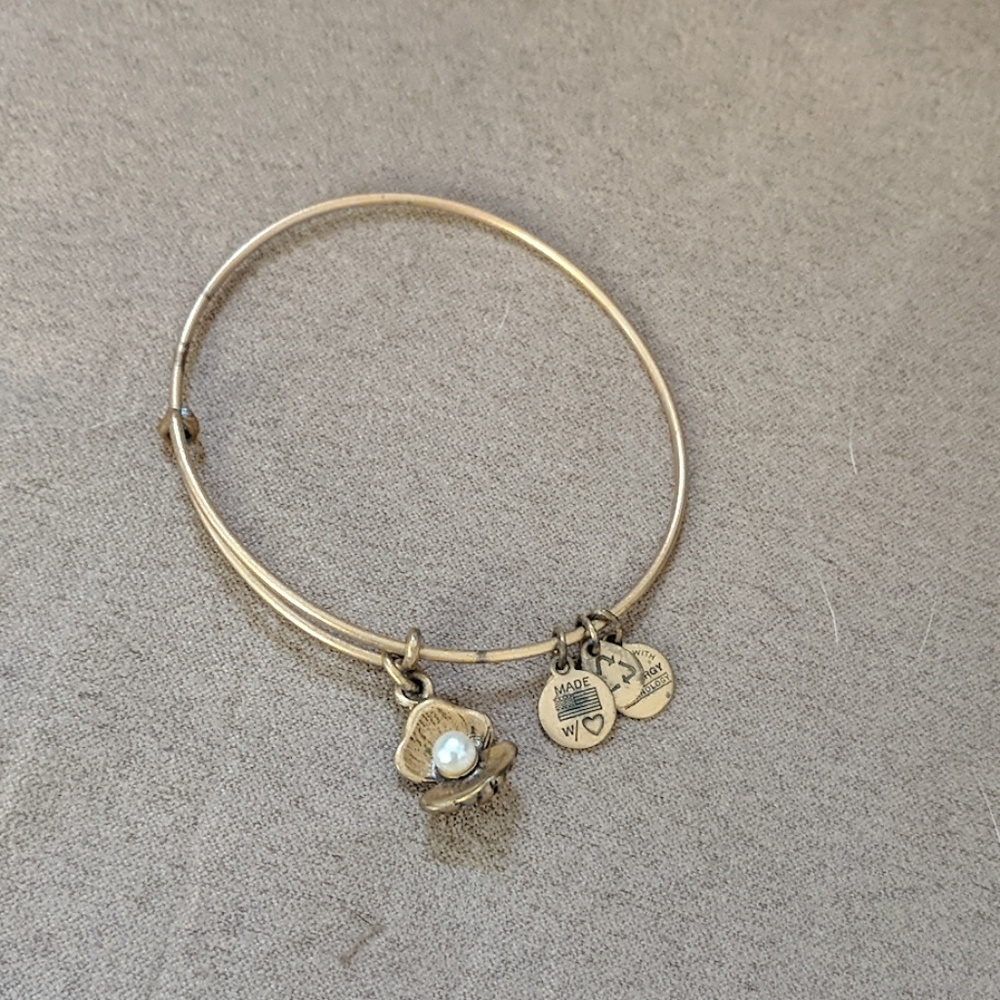 Oyster bangle